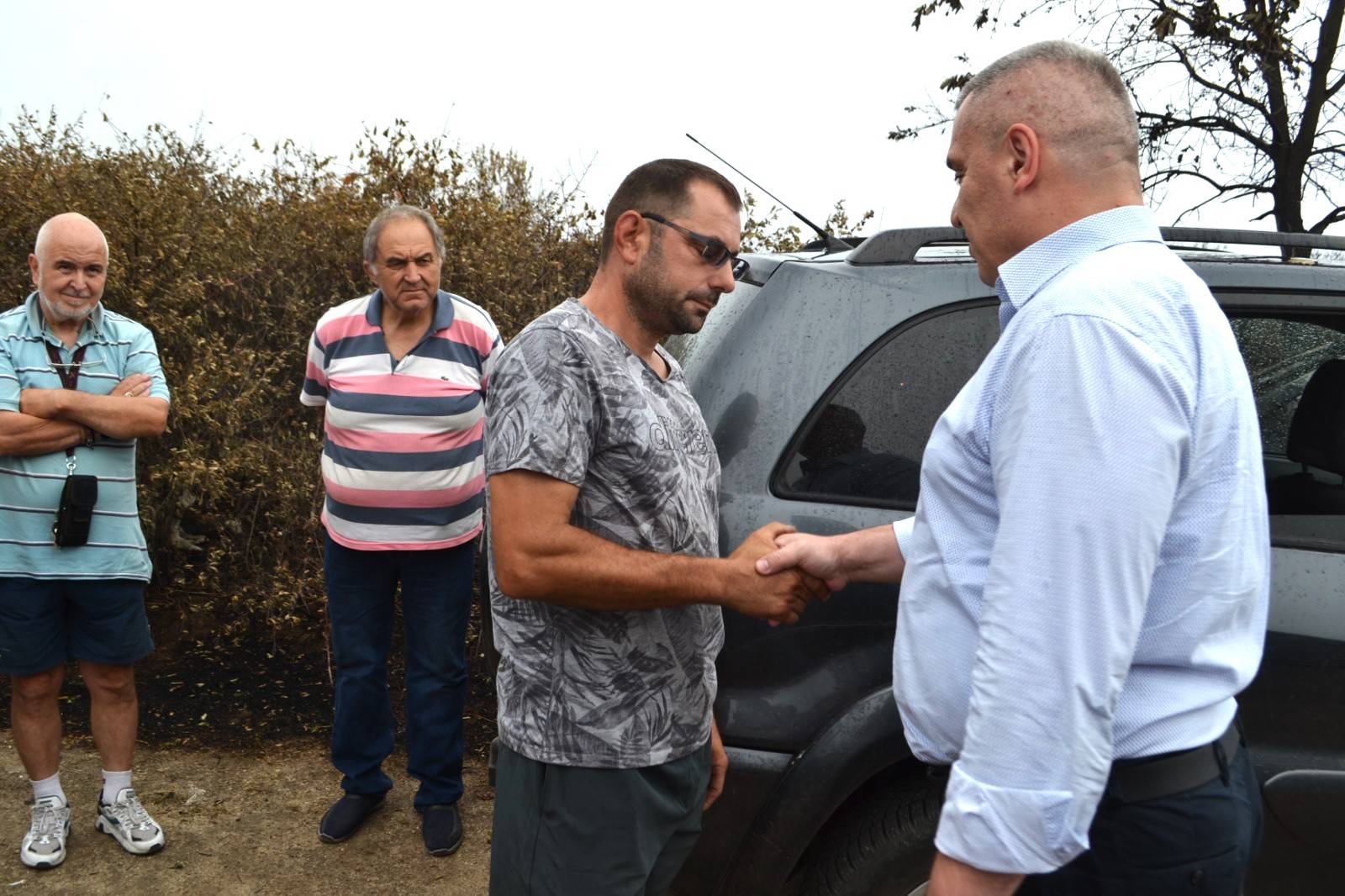  Министърът се срещна с фермера Иван Янъков, който е притежател на плантация с над 200 овце, които изгоряха при огромния пожар в Сакар планина 